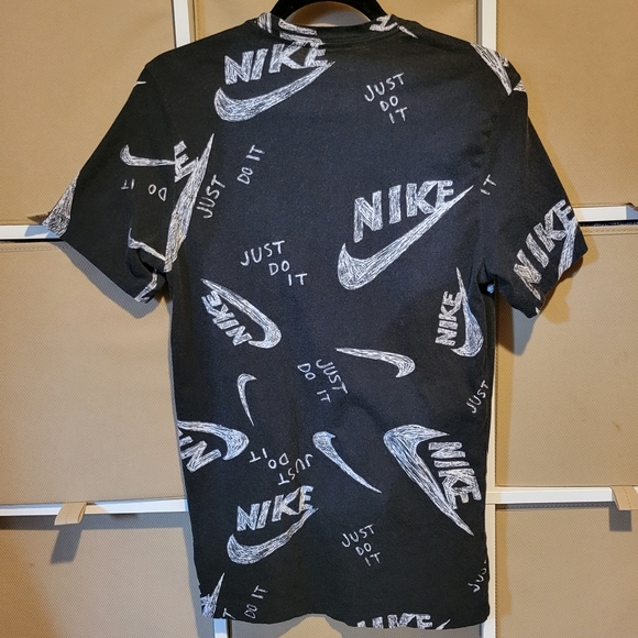 NIKE SPORTSWEAR All Over "Just Do It"  LOGO PRINT TEE SHIRT - Picture 2 of 3